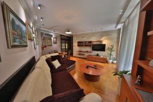 贝尔格莱德Luxurious apartment in Belgrade的客厅配有沙发和桌子