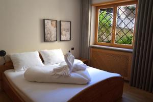 帕尔奇内斯Apartment Cascada的一间卧室配有一张带白色床单的床和一扇窗户。