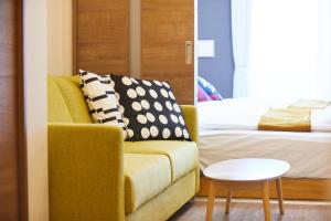 东京SG Premium KASAI的带沙发、床和桌子的客房