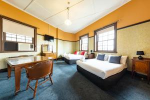 悉尼史卓菲酒店的配有一张床和一张书桌的酒店客房