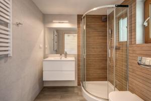 贡斯基Natural Resort的一间带水槽和淋浴的浴室
