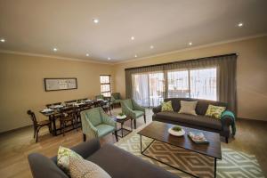 哈特比斯普特Seasons Golf, Leisure, Spa的带沙发的客厅和用餐室