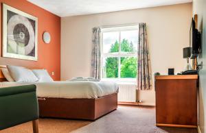 阿伯福伊尔罗布罗伊酒店的一间卧室设有一张床和一个窗口