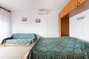 伊齐齐Apartments Mladen Jelica的一间卧室配有一张床和一把椅子