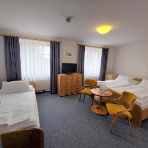 弗林布尔克维塔瓦酒店的酒店客房带两张床和一张桌子以及椅子。