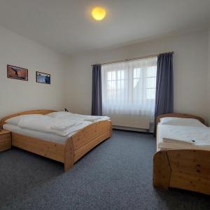 弗林布尔克维塔瓦酒店的一间卧室设有两张床和窗户。