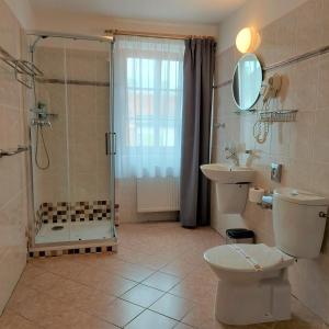 弗林布尔克维塔瓦酒店的带淋浴、卫生间和盥洗盆的浴室