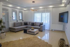 克雷马斯蒂Atlas Villa的客厅配有沙发和桌子