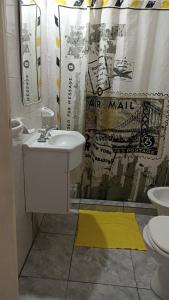 科连特斯Ona Apart por Día - Departamentos con cochera的一间带水槽和淋浴帘的浴室