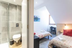 圣米舍德谢洛Auberge Le Vieux Chaillol的小型浴室设有一张床和淋浴。