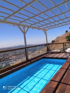 迈季代勒舍姆斯צימר ענאן בגולן的美景游泳池