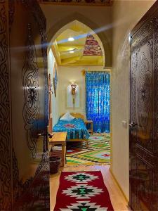 希瓦祖克诺精品酒店的一间卧室配有一张床,一扇门铺有地毯
