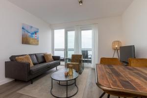圣安娜兰Appartement Vista Maris, Havenweg 8-4, Sint Annaland的客厅配有沙发和桌子