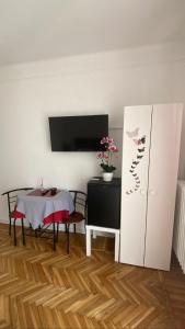 文蒂米利亚Affittacamere L'Orchidea的客厅配有桌子和白色橱柜。