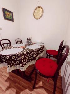 西姆拉Home away from home , Perfect Family set !的一间带桌子和红色椅子的用餐室