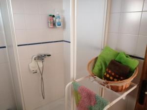 Playa del HombreEstudio Brisa Canaria的带淋浴、篮子和毛巾的浴室