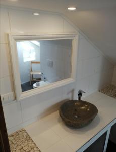 维甘Apartments Kuća Nebeska的一间带水槽和镜子的浴室