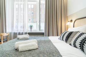 赫尔辛基Bob W Kluuvi的酒店客房设有一张床和一个大窗户