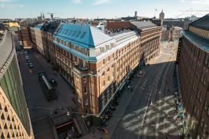 赫尔辛基Bob W Kluuvi的享有城市街道上方建筑的景致