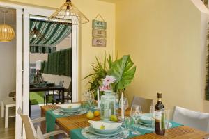 马斯帕洛马斯Bungalow Sonemar Sunshine的一间带一张桌子和绿桌布的用餐室