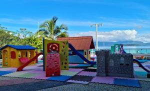 安格拉杜斯雷斯Angra Inn - Praia Grande 318的一个带滑梯和游戏结构的游乐场