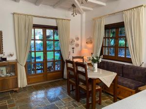 基内塔Kineta luxury House的客厅配有桌子和沙发