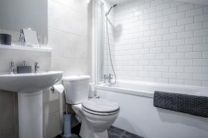 斯旺西Wern Y Glais - 2 Bedroom Cottage - Glais的白色的浴室设有卫生间和水槽。
