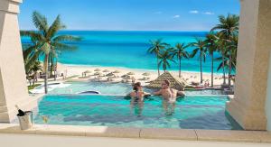 Sandals Dunns River All Inclusive Couples Only内部或周边的泳池