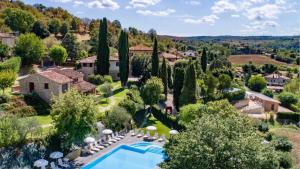 皮耶韦城Borgo graziani的享有带游泳池的别墅的空中景致