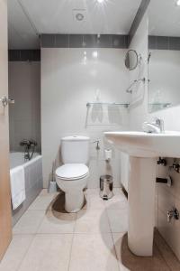 卡尼略Outdoor Apartaments - Ski的白色的浴室设有卫生间和水槽。