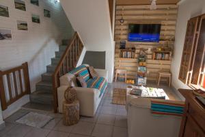 安谢塔Hostel Luz的一间带楼梯和沙发的客厅