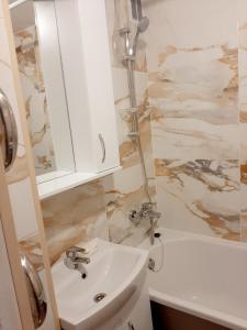 里加Light Apartment的浴室配有盥洗盆、卫生间和浴缸。