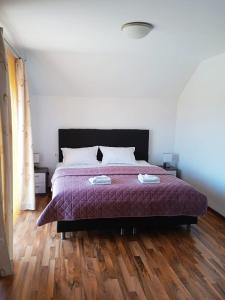 图尔达Casa Panoramic的一间卧室配有一张带紫色棉被的床