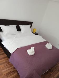图尔达Casa Panoramic的紫色毯子上床带两条白色毛巾