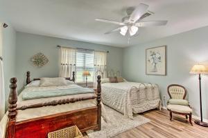 Grans Getaway - Peaceful Texas Retreat的一间卧室配有两张床和吊扇