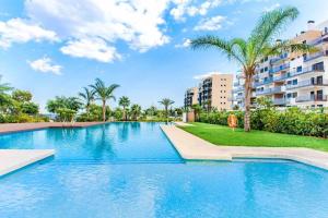 皮拉尔－德拉奥拉达达Espanhouse Diamante apartment的一座棕榈树和建筑游泳池