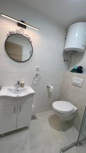 布德瓦T&S ROOM的一间带卫生间、水槽和镜子的浴室