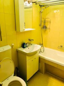 蒂米什瓦拉Joy City Stay Victoriei 7G-3的黄色的浴室设有卫生间和水槽