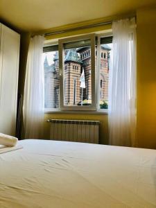 蒂米什瓦拉Joy City Stay Victoriei 7G-3的一间卧室设有一张大床和一个窗户。