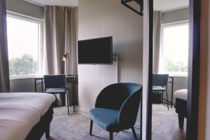 延雪平延雪平第一酒店的酒店客房配有1张床、2把椅子和电视。