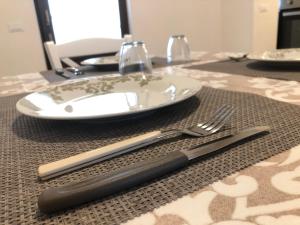 莫诺波利Le Stelle di Nonna Anna的一张桌子,上面有盘子,叉子和刀子