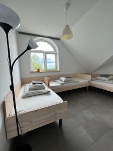 考纳斯Jurgis Guest house的客房设有两张床、一盏灯和一扇窗户。