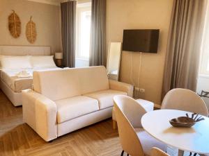 贝加莫Gatto Bianco Bergamo Apartment的客厅配有沙发和1张床