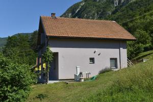 佩鲁恰茨Kuca za odmor Dragina的山坡上白色的房子,屋顶为棕色