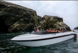 帕拉卡斯Hostal Mendieta的一群人,在水中乘船