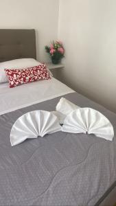 文蒂米利亚Affittacamere L'Orchidea的床上配有2个白色枕头