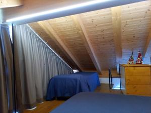 Bugiallocasa vacanze Ca'del Miro Montemezzo的一间设有蓝色桌子和窗帘的房间