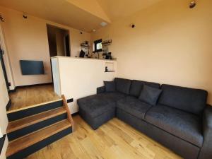 ElgolStunning 1-Bed tiny home in Isle of Skye的客厅里设有一张灰色沙发