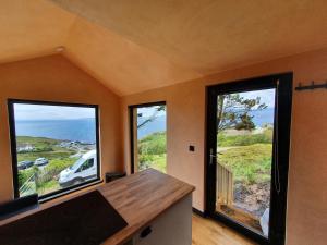 ElgolStunning 1-Bed tiny home in Isle of Skye的客房设有3扇窗户,享有海景。
