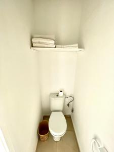 拉巴特吕泰斯酒店的一间小浴室,内设卫生间,上面有架子